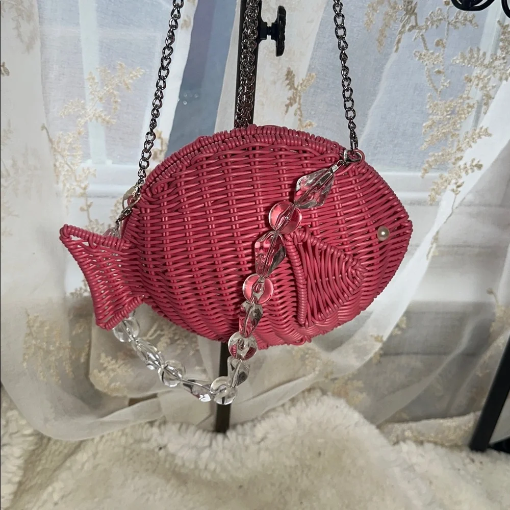 Tommy Bahamas pink wicker crossbody bag with clear beaded handle - Picture 2 of 5